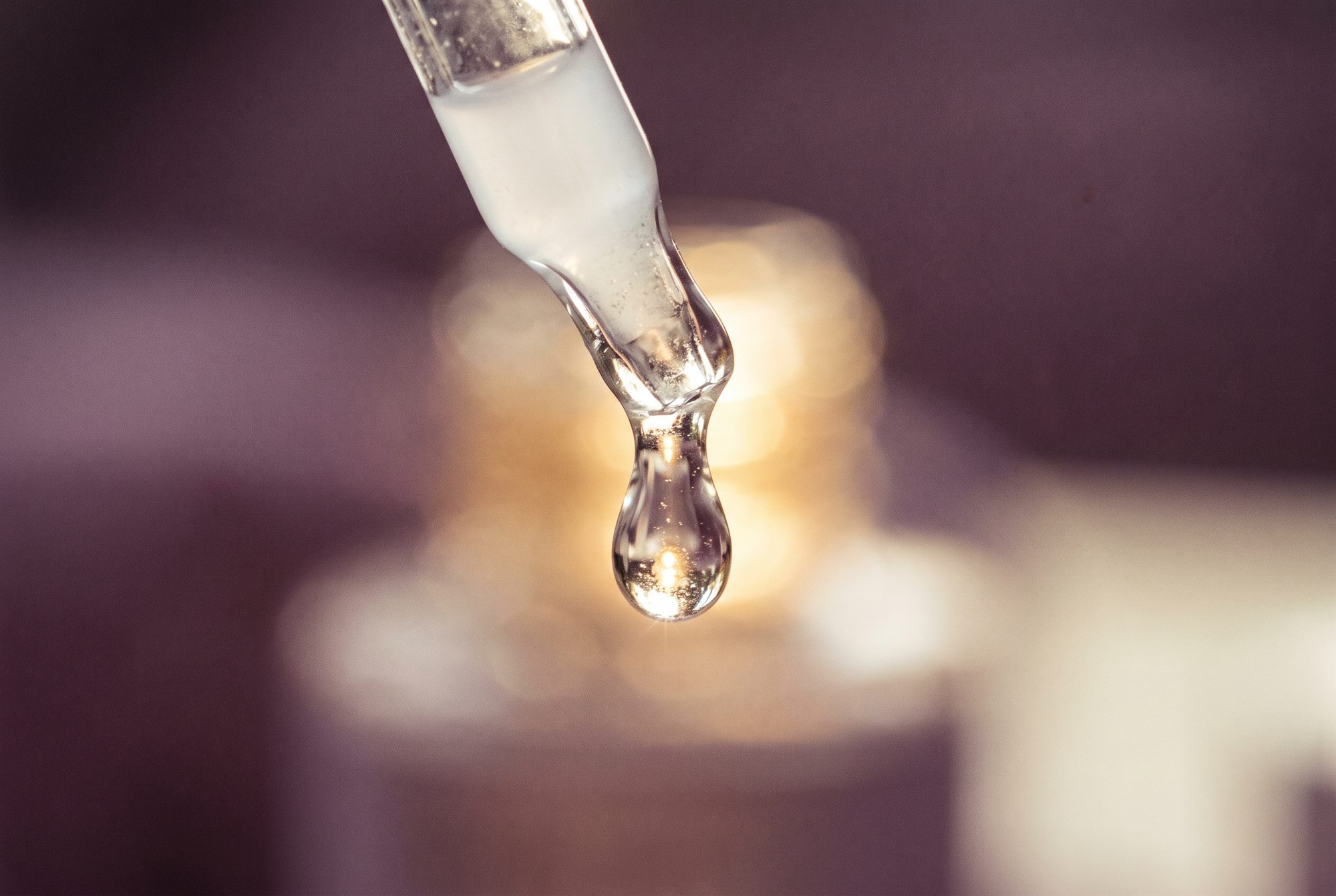 Gota de sérum suspendida en la punta del gotero